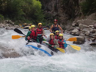 Descente de rafting dans les Gorges de la Vésubie dans les Alpes Maritimes à Nice.