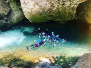 canyoning avec les pirogues à Nice dans les alpes maritimes sur la côte d'azur
