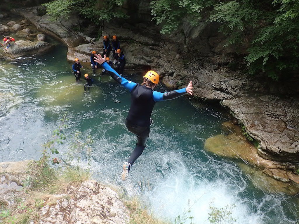 Sauts dans les Gorges du loup en canyoning decouverte.