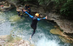 Sauts dans les Gorges du loup en canyoning decouverte.