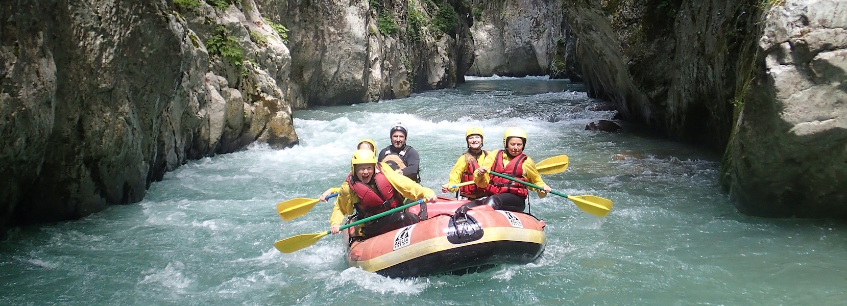 Descente de la vésubie en rafting dans les Alpes Maritimes à côté de Nice Cannes Monaco Antibes.