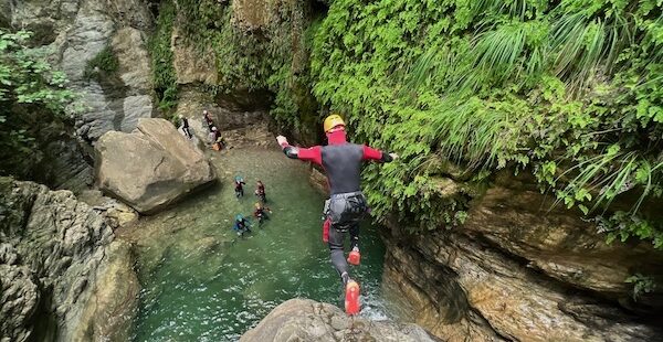 Canyon journée à Barbaira en Italie à 1 heure de nice : canyoning sportif.