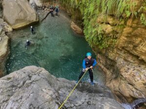 Sortie canyoning sportif en journée à Barbaira proche de nice sur la côte d'azur. Canyon débutant ou sportif.