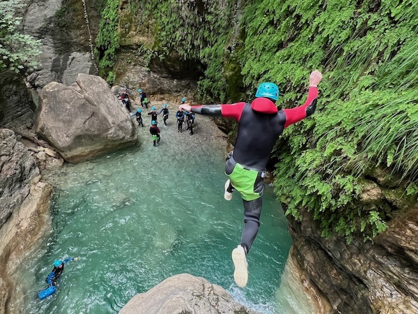 Descente en canyoning à Nice dans les Alpes maritimes : canyon des gorges du loup ou barbaira Canyoning d'initiation (randonnée aquatique) ou parcours sportif sur la côte d'azur.
