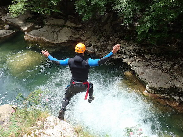 Sauts en canyoning débutant ou sportif dans les gorges du loup à Nice dans les alpes maritimes.