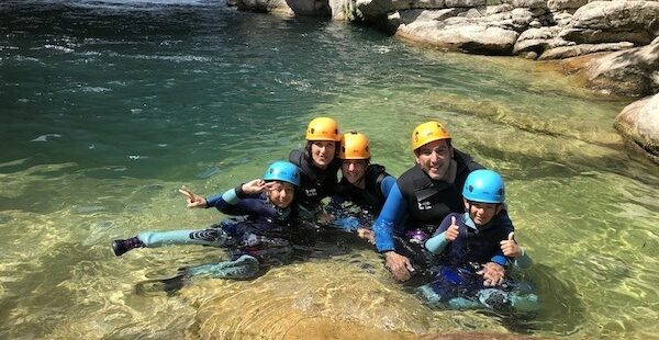 canyoning en famille avec des enfants à nice. Parcours des gorges du loup pour débutants.