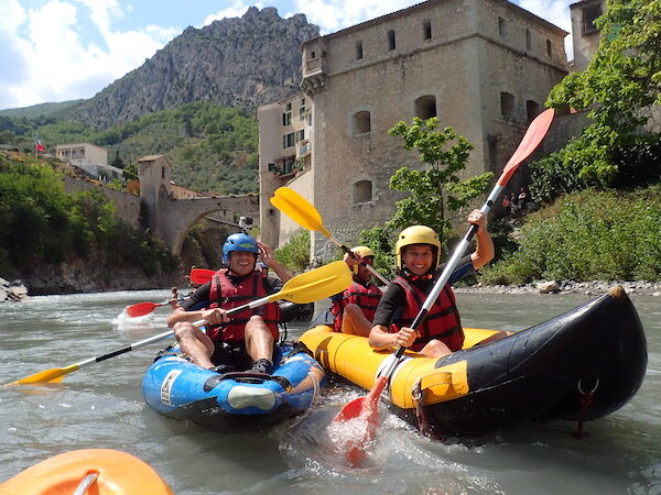 descente en kayak de la rivière du var ou de la vésubie proche de nice dans les alpes maritimes.