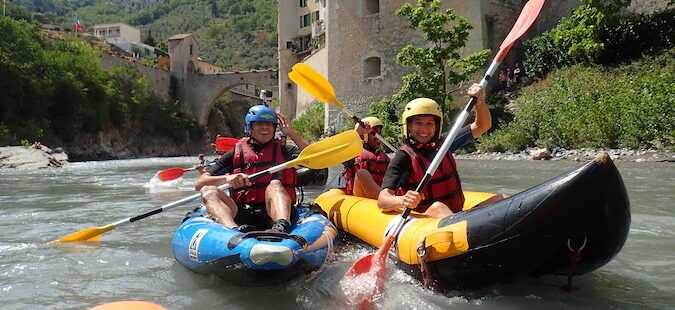 descente en kayak de la rivière du var ou de la vésubie proche de nice dans les alpes maritimes.