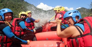 Descente en rafting du Var avec les Pirogues. Parcours découverte en famille autour de Nice dans les Alpes maritimes.