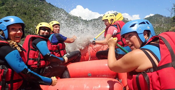Descente en rafting du Var avec les Pirogues. Parcours découverte en famille autour de Nice dans les Alpes maritimes.