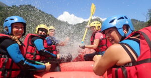 Descente en rafting du var avec Les Pirogues dans les Alpes Maritimes.Parcours découverte en raft pour les familles.