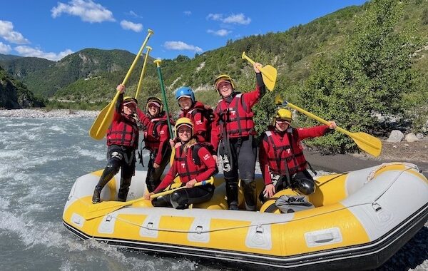 Descente en rafting de la rivière du Var ou de la Vésubie proche de Nice dans les alpes maritimes.