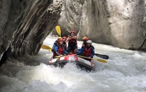 Descente de la Vésubie en rafting avec Les Pirogues. Gorges de la Vésubie à Nice en raft sportif.