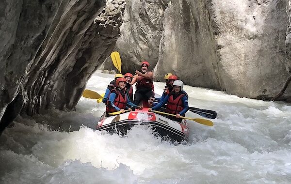 Descente de la Vésubie en rafting avec Les Pirogues. Gorges de la Vésubie à Nice en raft sportif.