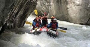 Descente de la Vésubie en rafting avec Les Pirogues. Gorges de la Vésubie à Nice en raft sportif.