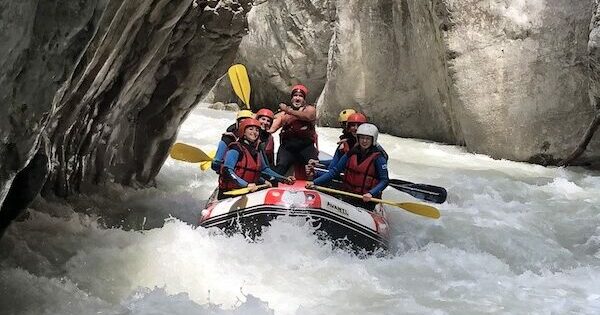 Descente de la Vésubie en rafting avec Les Pirogues. Gorges de la Vésubie à Nice en raft sportif.