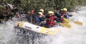 Descente sportive des Gorges de la Vésubie en rafting proche de Nice avec Les pirogues.