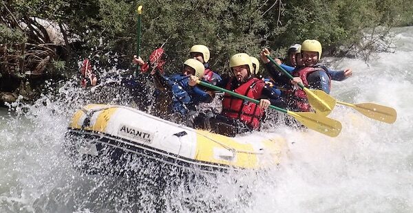 Descente sportive des Gorges de la Vésubie en rafting proche de Nice avec Les pirogues.