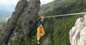 Tyrolienne de la via ferata de puget theniers avec lespirogues.com