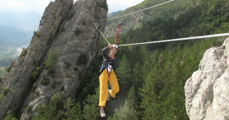 Tyrolienne de la via ferata de puget theniers avec lespirogues.com