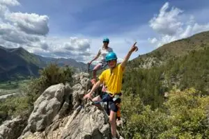 Encadrement de la via ferrata de Puget-théniers avec des jeunes de centre aéré