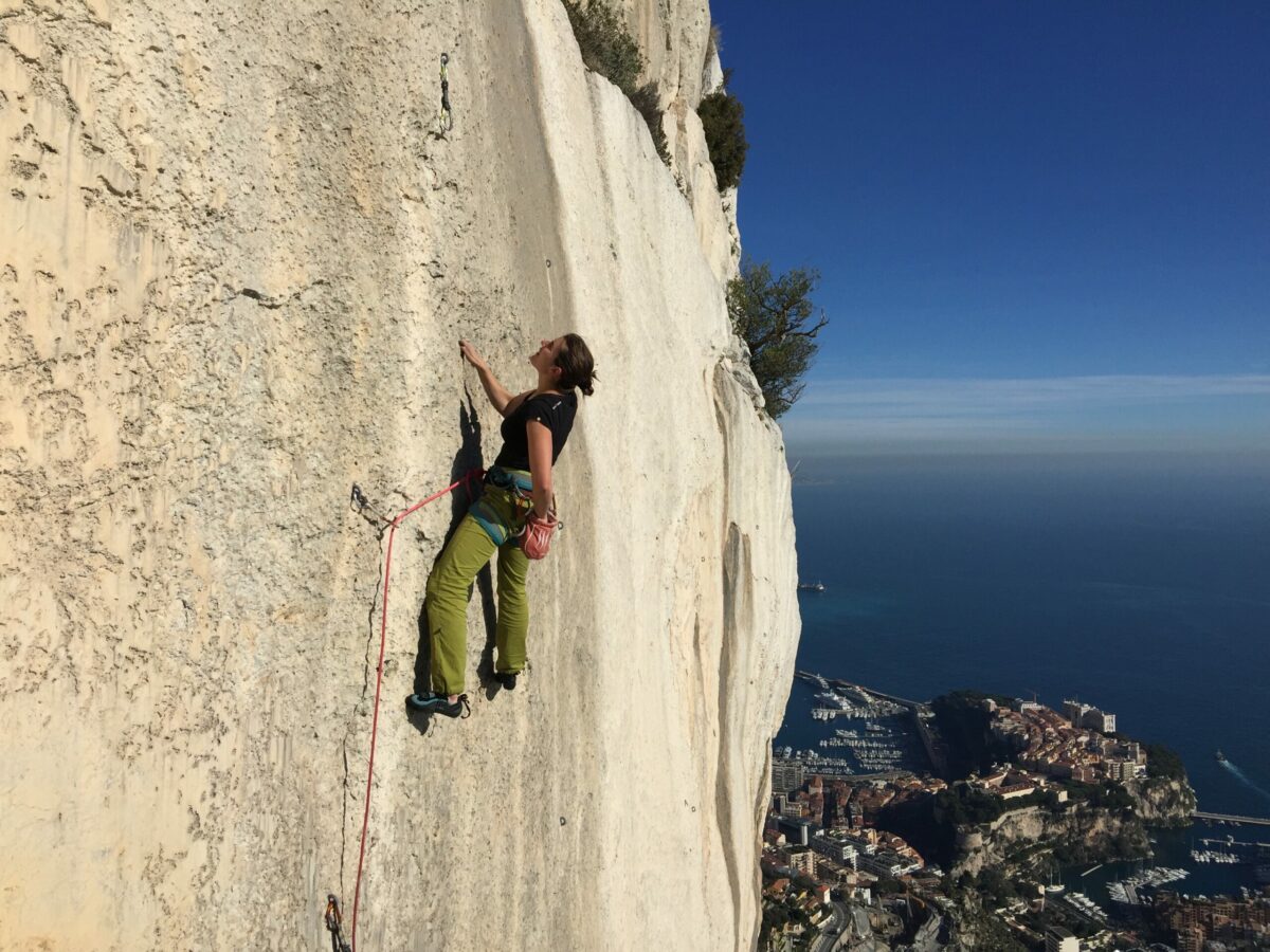 Séance d'initiation à l'escalade à la Turbie à côté de Nice et Monaco encadrée par un guide.